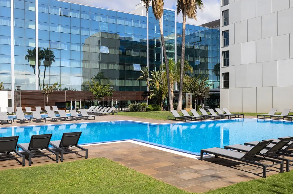 4★ hotel pool, included with the Barcelona padel tournament pack